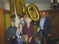 Susanne Nieberle und Bürgermeister Roland Wagner feiern mit Hermine Keller (Mitte) ihren 100. Geburtstag.
