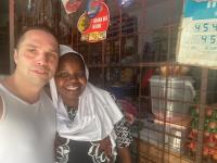 Sie kennen sich seit Jahren: Baris Palta nennt seine Bekannte im Dorf in Kenia meist nur „Mama“.