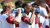 Viel Trinken gegen die Hitze, Nick Woltemade (l) und Malick Thiaw in einer kurzen Trainingspause.