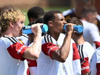 Viel Trinken gegen die Hitze, Nick Woltemade (l) und Malick Thiaw in einer kurzen Trainingspause.