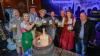 Nach dem Anzapfen stoßen (von links) Felix Bredschneijder (Dritter Bürgermeister), Oberbürgermeisterin Doris Baumgartl, „Wiesn-Bürgermeister“ Harry Reitmeir, Moritz Hartmann (Zweiter Bürgermeister), Andreas Kießwetter (Paulaner), Veranstalter Edmund Diebold, Landrätin Daniela Groß und Festwirt Andreas Krems gemeinsam an.