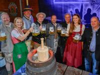 Nach dem Anzapfen stoßen (von links) Felix Bredschneijder (Dritter Bürgermeister), Oberbürgermeisterin Doris Baumgartl, „Wiesn-Bürgermeister“ Harry Reitmeir, Moritz Hartmann (Zweiter Bürgermeister), Andreas Kießwetter (Paulaner), Veranstalter Edmund Diebold, Landrätin Daniela Groß und Festwirt Andreas Krems gemeinsam an.
