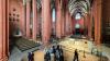 Im Frankfurter Dom kostet lediglich eine Turmbesteigung Eintritt - die Kirche selbst kann kostenfrei besichtigt werden. (Archivbild)