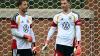 Oliver Baumann (l.) und Manuel Neuer im Training. (Archivbild)