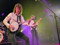 Die Irish-Folk-Band LED Farmers im Ulmer Zelt. Am Banjo: Leadsänger Brendan Walsh