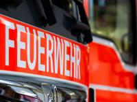 Am Freitag mussten zahlreiche Einsatzkräfte einen Garagenbrand in Lutzingen löschen.