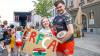 Luisa Ratzke und Joseph Musiol vom Rugby FC in Augsburg kurz vor dem Start des Demonstrationszuges.
