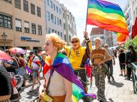 Gute Stimmung, gutes Wetter: Beim Christopher Street Day 2026 in Augsburg war am Samstag viel los.
