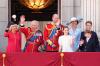 Königin Camilla (l-r), König Charles III., der Prinz von Wales, die Prinzessin von Wales, Prinzessin Charlotte, Prinz George und Prinz Louis winken auf dem Balkon des Buckingham Palace, um den Flugüberflug im Anschluss an die «Trooping the Colour»-Zeremonie im Zentrum Londons zu verfolgen. Anlass sind die Feierlichkeiten zum offiziellen Geburtstag von König Charles III.