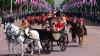 Der britische König Charles III. und Königin Camilla fahren in einer offenen Kutsche zurück zum Buckingham Palace während der „Trooping the Colour“, der jährlichen Geburtstagsparade des Königs.