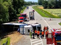 Ein Lkw ist am Samstagnachmittag auf der B16 umgestürzt. Dabei wurde die Ladung - 20 Tonnen Kartoffeln – auf der Fahrbahn verteilt.