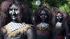 Tänzer bereiten sich auf ihren Auftritt während einer Parade zur Eröffnung des jährlichen Bali-Kunstfestivals vor.
