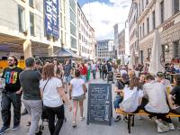 Reportage: Tausende Leute strömen zum Theaterviertelfest