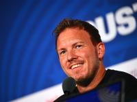Julian Nagelsmann verrät Reporter ein Aufstellungs-Detail.