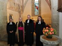 Sie gestalteten den Festgottesdienst in der Marienkirche mit (von links): Die frühere Pfarrerin in Nähermemmingen-Baldingen, Senta-Victoria Burger, Bischof Bertram Meier, Landesbischof Christian Kopp und Pfarrerin Marie-Christin Heider. Im Hintergrund der Chorraum mit alten, biblischen Fresken von 1450.