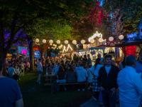 Gerade am Samstag verwandelten unzählige Besucher den Hofgarten in eine Partymeile. Im Hintergrund wurde schwer geschuftet, um das möglich zu machen.