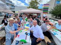 Die Gersthofer Begegnungsstätte "Du und hier" feierte am Wochenende ihr fünfjähriges Bestehen. Rund 100 Gäste feierte am Samstag zusammen den Geburtstag. Begrüßt wurden sie dabei von Stefan Krug (links) und zweitem Bürgermeister  Stefan Buck (rechts), mit am Tisch sitzen links die Vorsitzende des Seniorenbeirats Ilona Kramer, Stadträtin Sarah Maria Zerle, Dritte Bürgermeisterin Brigitte Grohmann und Stadtrat Christian Miller.