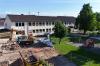 Der Längsbau bleibt bestehen und wird saniert. Der Abbruch des Stadels im Osten ist bereits erledigt. Aktuell wird der Bestand im Westen abgebrochen. Dort soll dann der Neubau entstehen, der später von Krippenkindern bezogen wird.