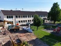 Der Längsbau bleibt bestehen und wird saniert. Der Abbruch des Stadels im Osten ist bereits erledigt. Aktuell wird der Bestand im Westen abgebrochen. Dort soll dann der Neubau entstehen, der später von Krippenkindern bezogen wird.