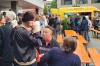 „Prinzen“-Frontmann Sebastian Krumbiegel (Mitte, auf der Bank sitzend) gilt als „Grundgesetz-Ultra“ und sang ein Geburtstagsständchen für die Volkshochschule Ulm.