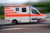 Drei bislang unbekannte Männer haben einen 20-Jährigen am Samstagabend attackiert.