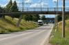 Ein Krankipper blieb in der Kammer-Krummen-Straße zwischen Pfuhl und Offenhausen mit einem Kran an der Brücke hängen.