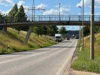 Ein Krankipper blieb in der Kammer-Krummen-Straße zwischen Pfuhl und Offenhausen mit einem Kran an der Brücke hängen.