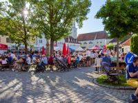 Restlos gefüllt war am Samstagabend der Kühbacher Marktplatz. Beste äußere Bedingungen lockten die Menschen an. Sie genossen es, miteinander zu feiern.