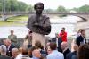 Das neue Ludwig II.-Denkmal steht nach der Enthüllung an der Münchner Corneliusbrücke. Vor 140 Jahren, am 13. Juni 1886, starb König Ludwig II.