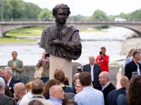 Das neue Ludwig II.-Denkmal steht nach der Enthüllung an der Münchner Corneliusbrücke. Vor 140 Jahren, am 13. Juni 1886, starb König Ludwig II.