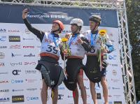 Ein Russe auf dem Siegerpodest beim Kanu-Weltcup in Augsburg 2026. Egor Smirnov, AIN (links), gewinnt die Silbermedaille im Cross-Individual – bei der russischen Rückkehr zum Weltcup, gelingt den neutralen russischen Athleten also auch die überraschende Rückkehr aufs Siegerpodest.