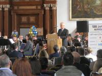 Festreden zum Beginn der Feierlichkeiten im Zedernsaal des Schlosses Kirchheim. Der Kirchheimer Musikverein wartet schon auf den Auftritt.