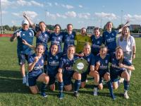 Die Fußballerinnen des FC Loppenhausen beendeten ihre meisterliche Saison mit einem 5:0-Sieg beim TSV Sielenbach und feierten anschließen ihren Titel und Aufstieg.