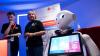 Roboter Pepper ist eine Stimmungskanone: «So ein Tag, so wunderschön wie heute.»