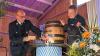Bürgermeister Erwin Gerstlacher (links) und Feuerwehr-Vorstand Markus Berghammer eröffnen das Jubiläumsfest zum 140-jährigen Bestehen der Freiwilligen Feuerwehr Ried mit dem traditionellen Bieranstich.