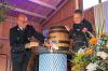Bürgermeister Erwin Gerstlacher (links) und Feuerwehr-Vorstand Markus Berghammer eröffnen das Jubiläumsfest zum 140-jährigen Bestehen der Freiwilligen Feuerwehr Ried mit dem traditionellen Bieranstich.