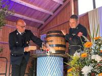 Bürgermeister Erwin Gerstlacher (links) und Feuerwehr-Vorstand Markus Berghammer eröffnen das Jubiläumsfest zum 140-jährigen Bestehen der Freiwilligen Feuerwehr Ried mit dem traditionellen Bieranstich.