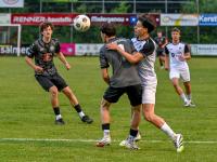 Noch haben es die Landsberger A-Jugend-Fußballer (dunkle Trikots) selbst in der Hand: Mit einem Sieg am letzten Spieltag steigt das Team in die Landesliga auf.