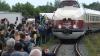 Willkommensfest für einen Zug-Oldtimer: Zahlreiche Schaulustige haben in Radebeul den historischen Schnellzug in Empfang genommen.