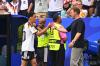 Trainer Julian Nagelsmann klatscht mit dem ausgewechselten Jamal Musiala ab.