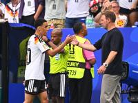 Trainer Julian Nagelsmann klatscht mit dem ausgewechselten Jamal Musiala ab.