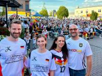 Die Organisatoren (von links)  David Anzenhofer und Katja Killisperger mit Gabi Nagyova (Sapori del Sud) und Ronny Gantze, der seinen Parkplatz für das Public Viewing in Wertingen zur Verfügung stellte.