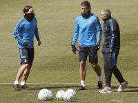 Sind Mourinho (r) und Khedira (M) bald wieder in einem Team? (Archivbild)