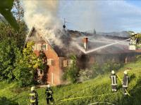 Ein altes Bauernhaus fing am Montagmorgen in Wiedemannsdorf, einem Gemeindeteil von Oberstaufen, Feuer.