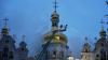Feuerwehrleute löschen einen Brand in der Kiewer Mariä-Entschlafenskirche Pechersk-Lawra, auch bekannt als Höhlenkloster, nach einem russischen Raketen- und Drohnenangriff.