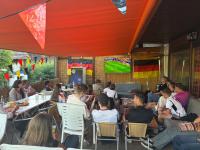Entspannte Atmosphäre beim Public Viewing des TC Friedberg. Auf der Terrasse, aber auch auf der Wiese vor dem Sportheim, verfolgten rund 100 Menschen das deutsche Auftaktspiel gegen Curaçao .