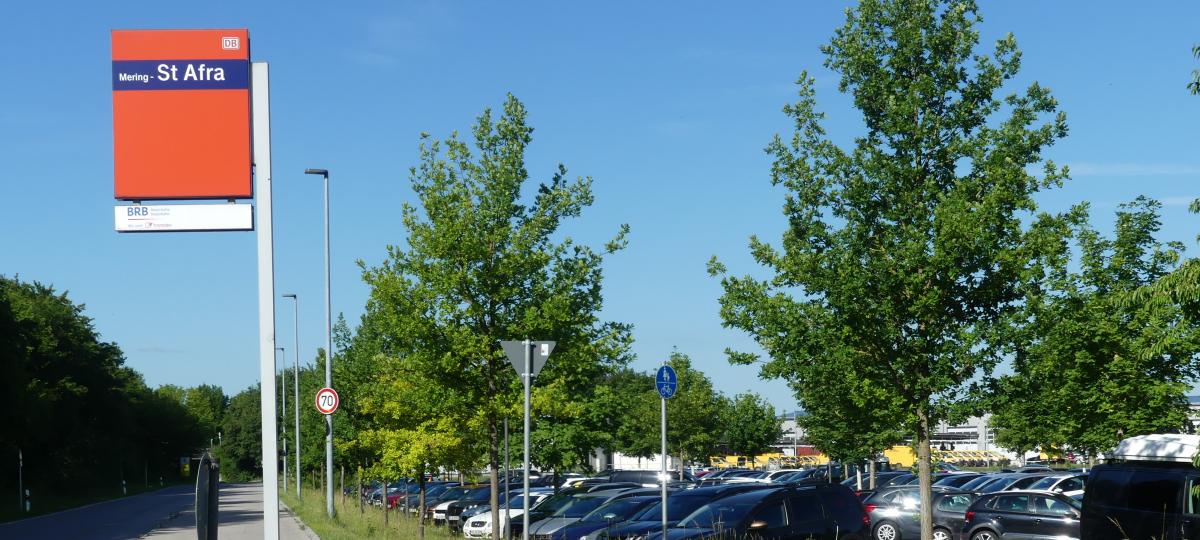 „Das kannst Du vergessen“: Parkplatz für Bahnpendler ist überlastet – kostet er bald etwas?