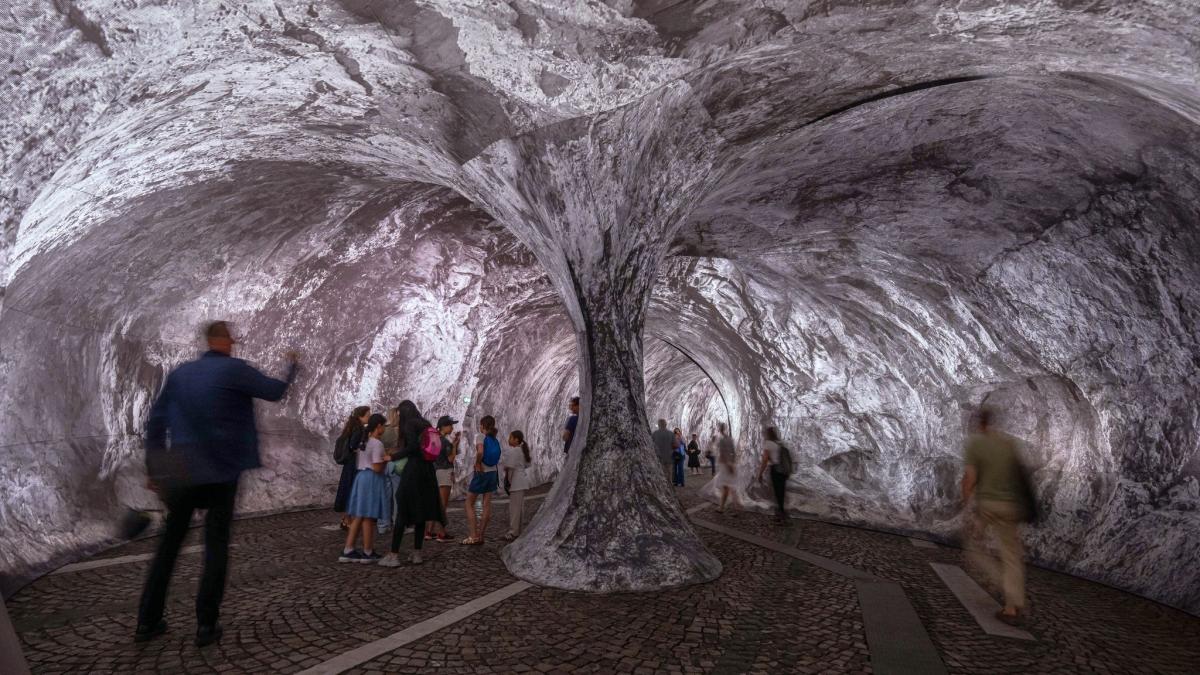 Schnee-im-Juni-Eine-H-hle-aus-Luft-ber-der-ltesten-Br-cke-von-Paris
