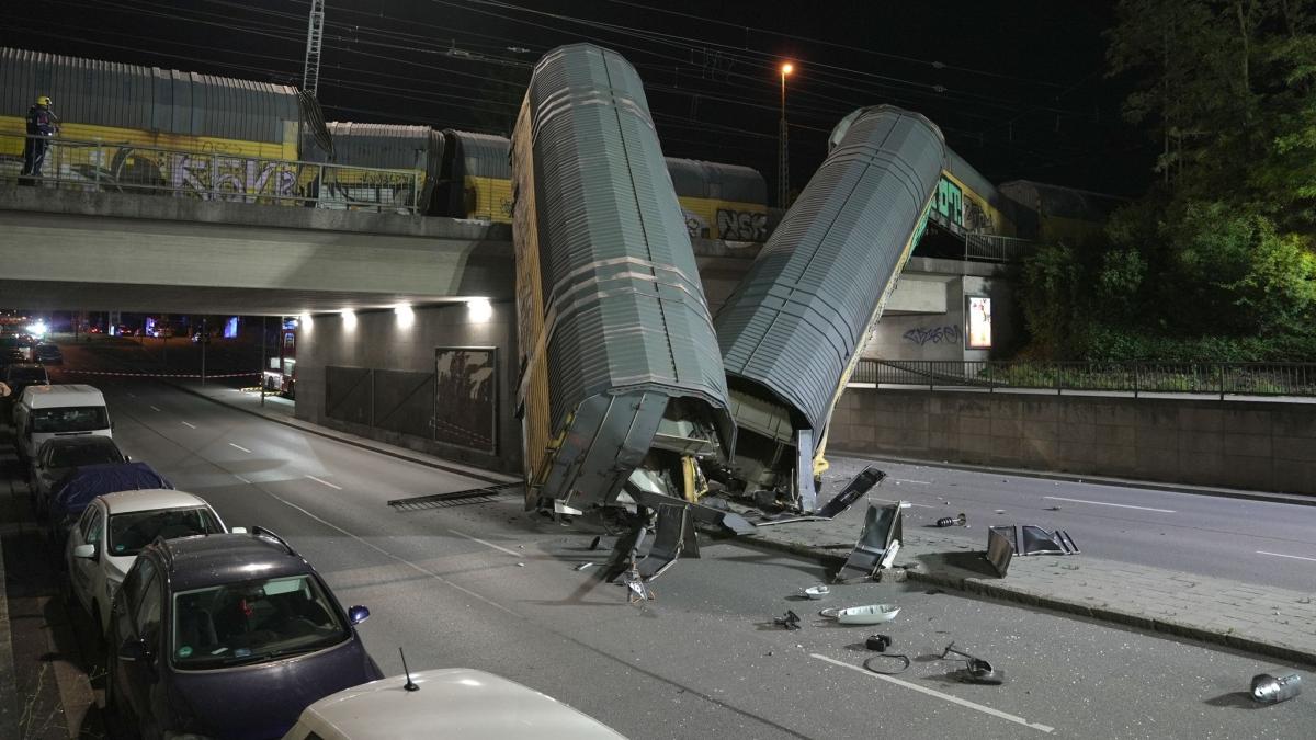 Munich: Freight train crashes off bridge - | what we know so far