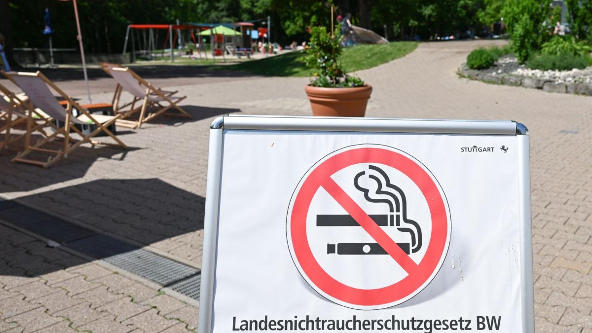 Smoking ban: Smoking ban at outdoor pool ends in commotion and arrests